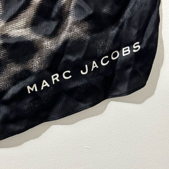 Marc Jacobs square scarf. A605 - Picture 3 of 3